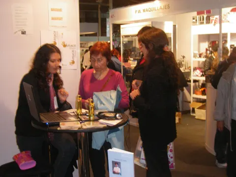 2009-Viviana Zofrillo y Lucía Bravo en el stand de la Expo