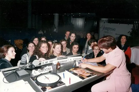 2002 Bari Italia Despues del cierre del evento y el honor de los-autografos
